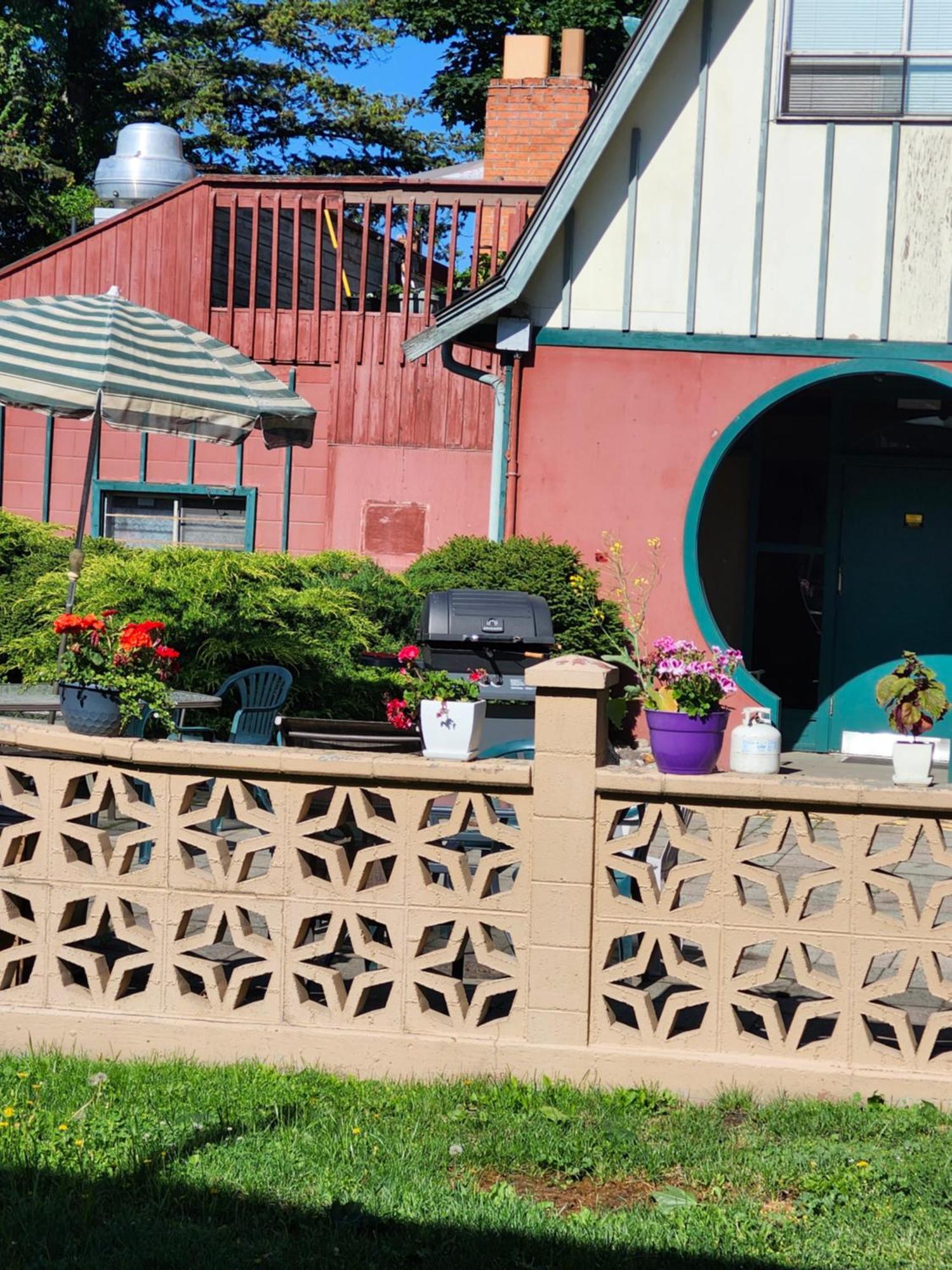 Tiki Village Inn Вeрнoн Екстериор снимка