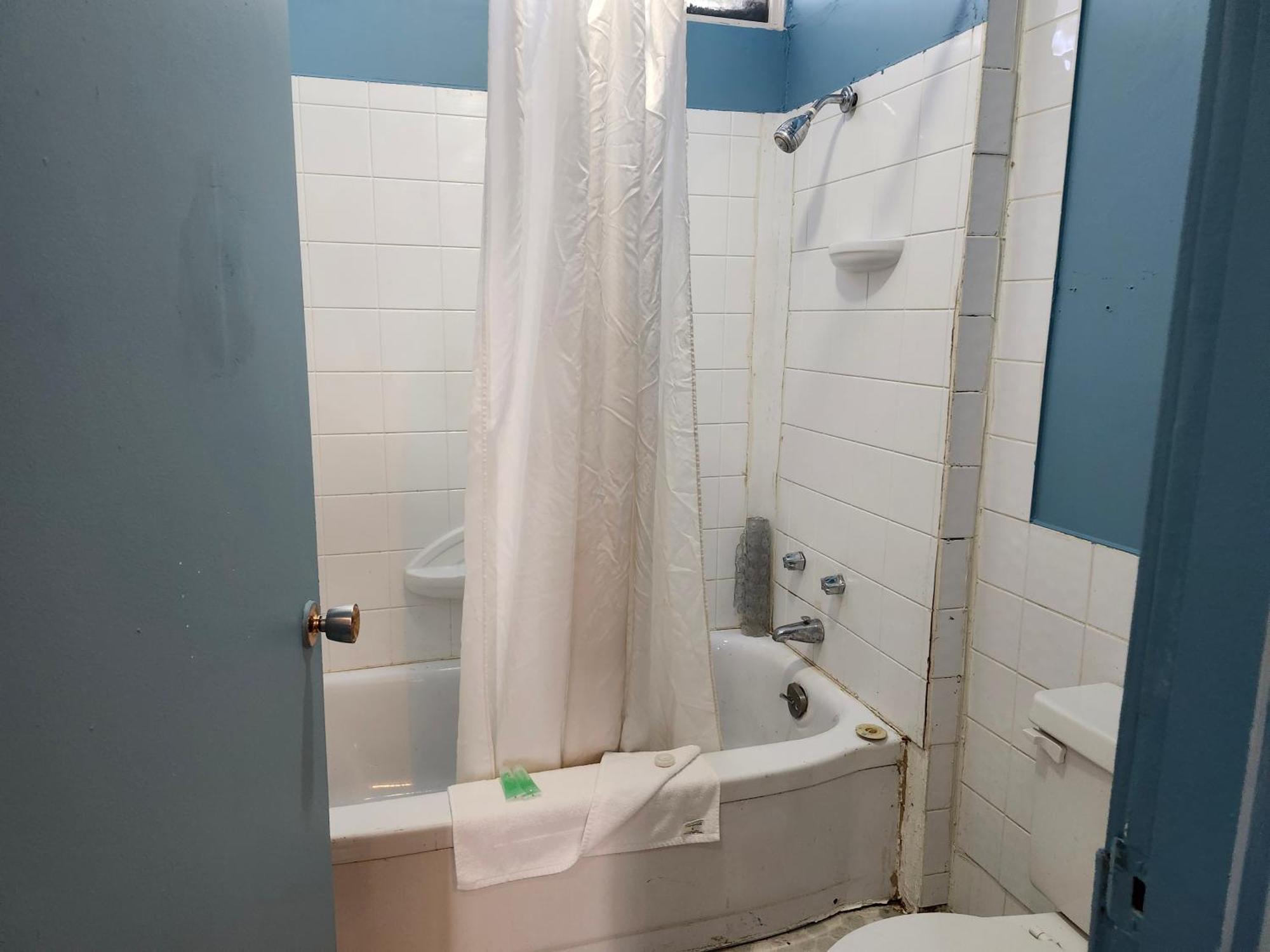 Tiki Village Inn Вeрнoн Екстериор снимка