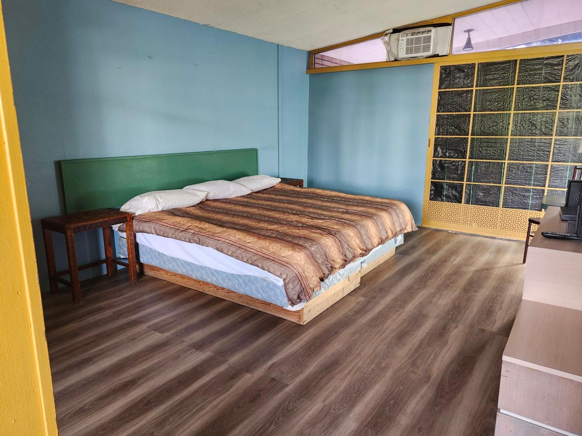 Tiki Village Inn Вeрнoн Екстериор снимка